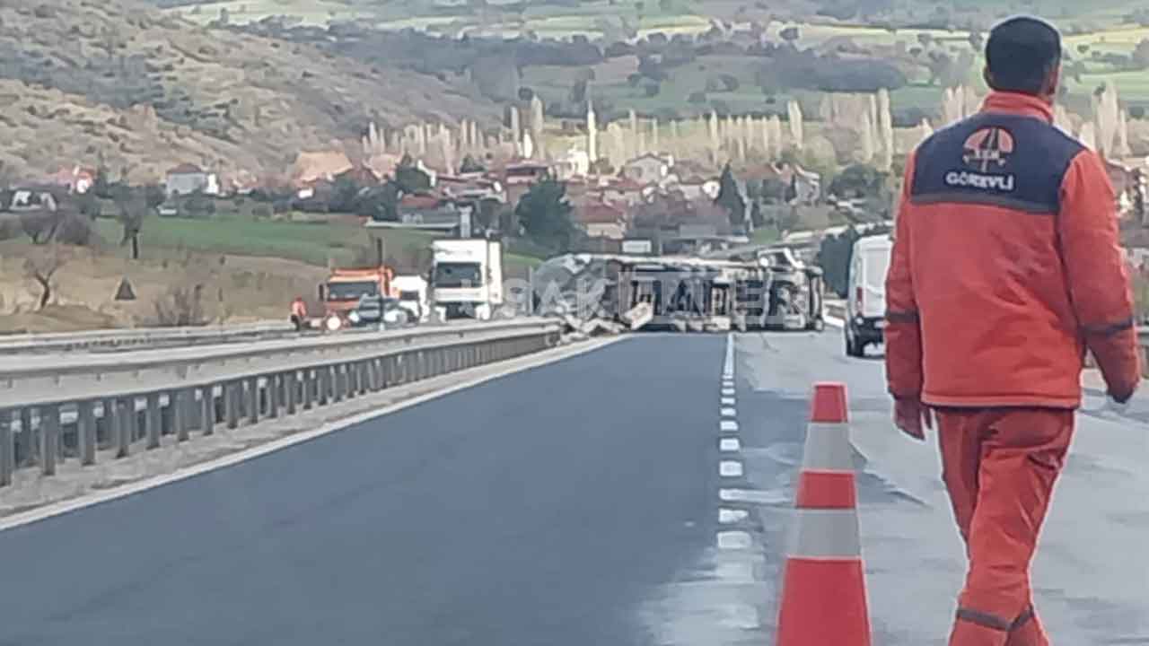 Uşak'ta tır devrildi: Yol trafiğe kapandı
