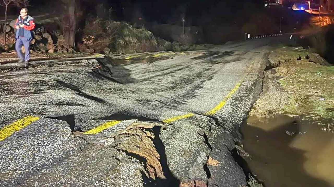 Uşak'ta yağış nedeniyle yol çöktü