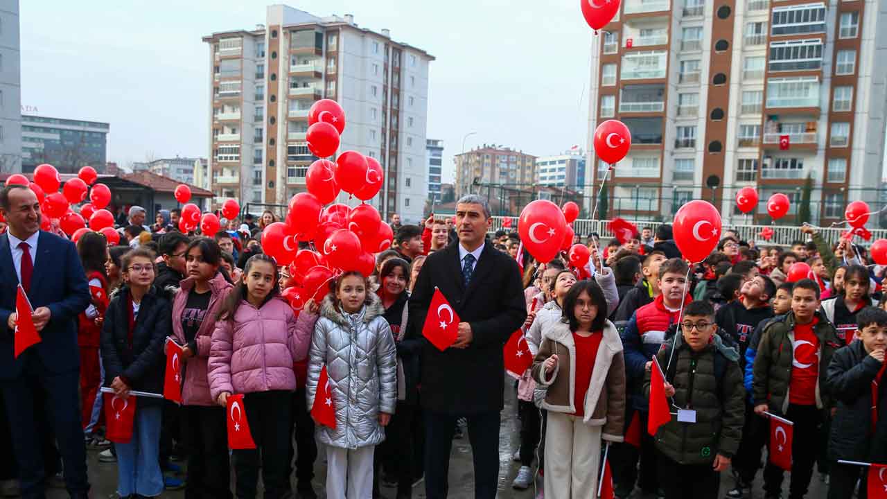Uşaklı öğrenciler ikinci döneme "Bayrak Sevgisi" dersiyle başladı