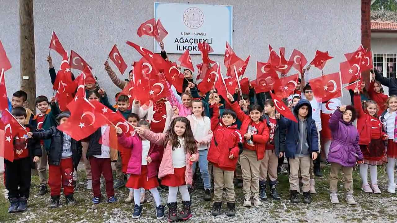 Uşak'ta Köy Okullarına Bayrak Sevgisi Etkinliği