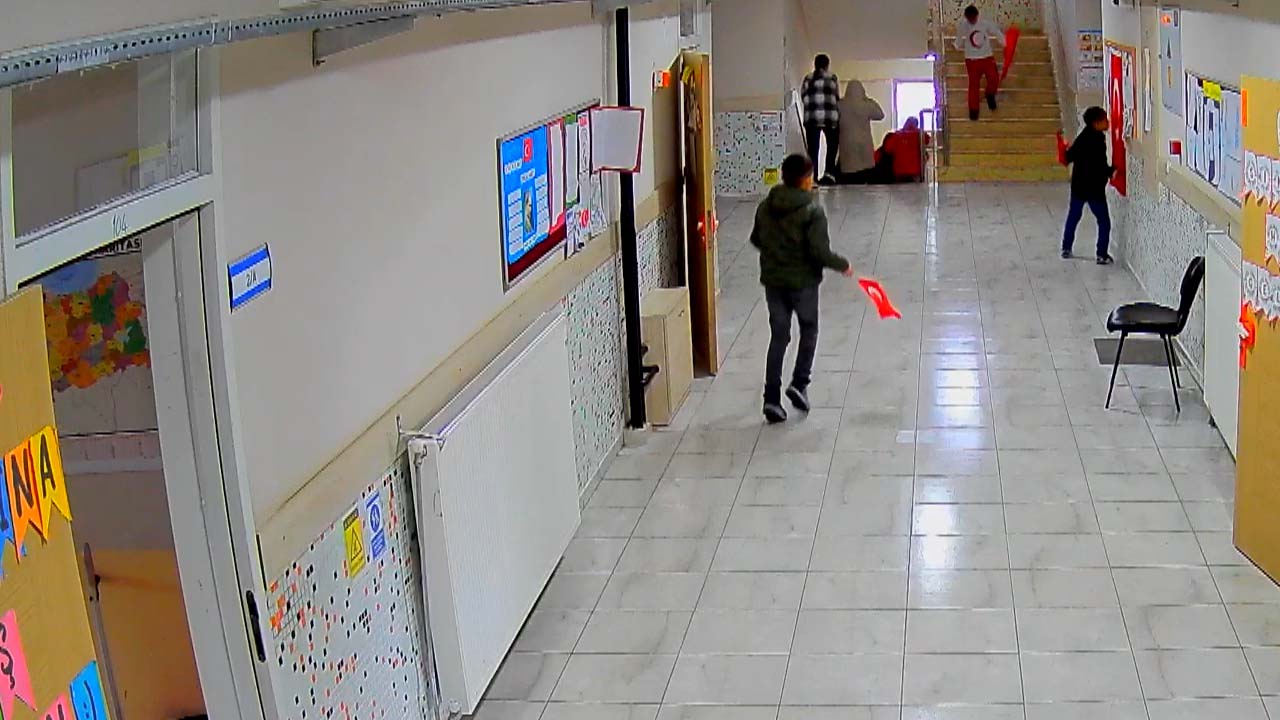 Uşak'ta ilkokul öğrencilerinin bayrağı öpmeleri güvenlik kamerasında