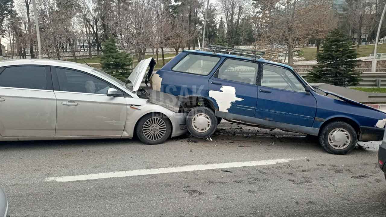 Uşak’ta köprüde 3 araçlı zincirleme kaza: 4 yaralı