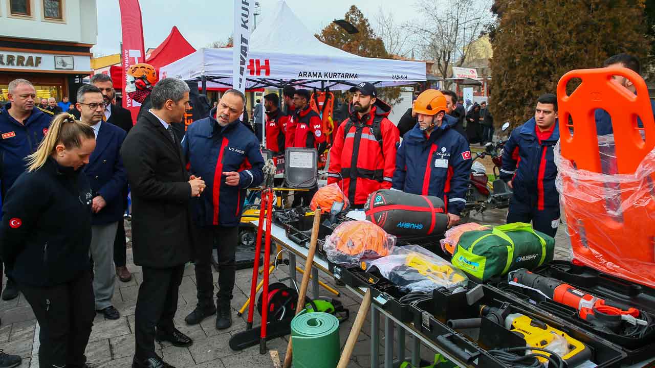 Uşak'ta Kahramanmaraş merkezli depremlerde hayatını kaybedenler anıldı