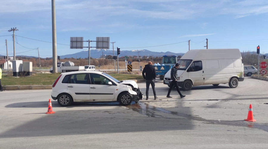 Gediz-Uşak kara yolunda trafik kazası, 2 yaralı