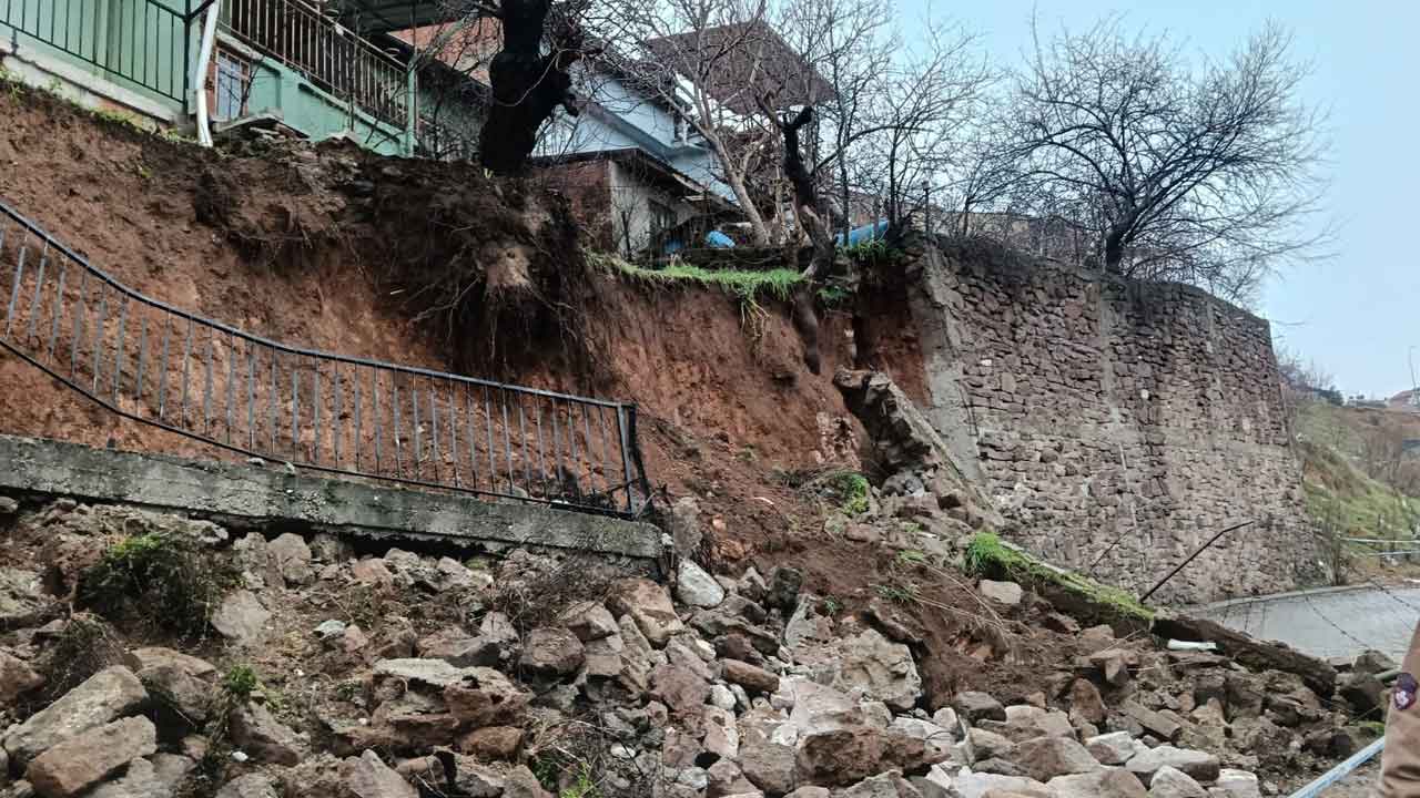 Uşak’ta İstinat Duvarı Çöktü: Fen İşleri Ekipleri Harekete Geçti