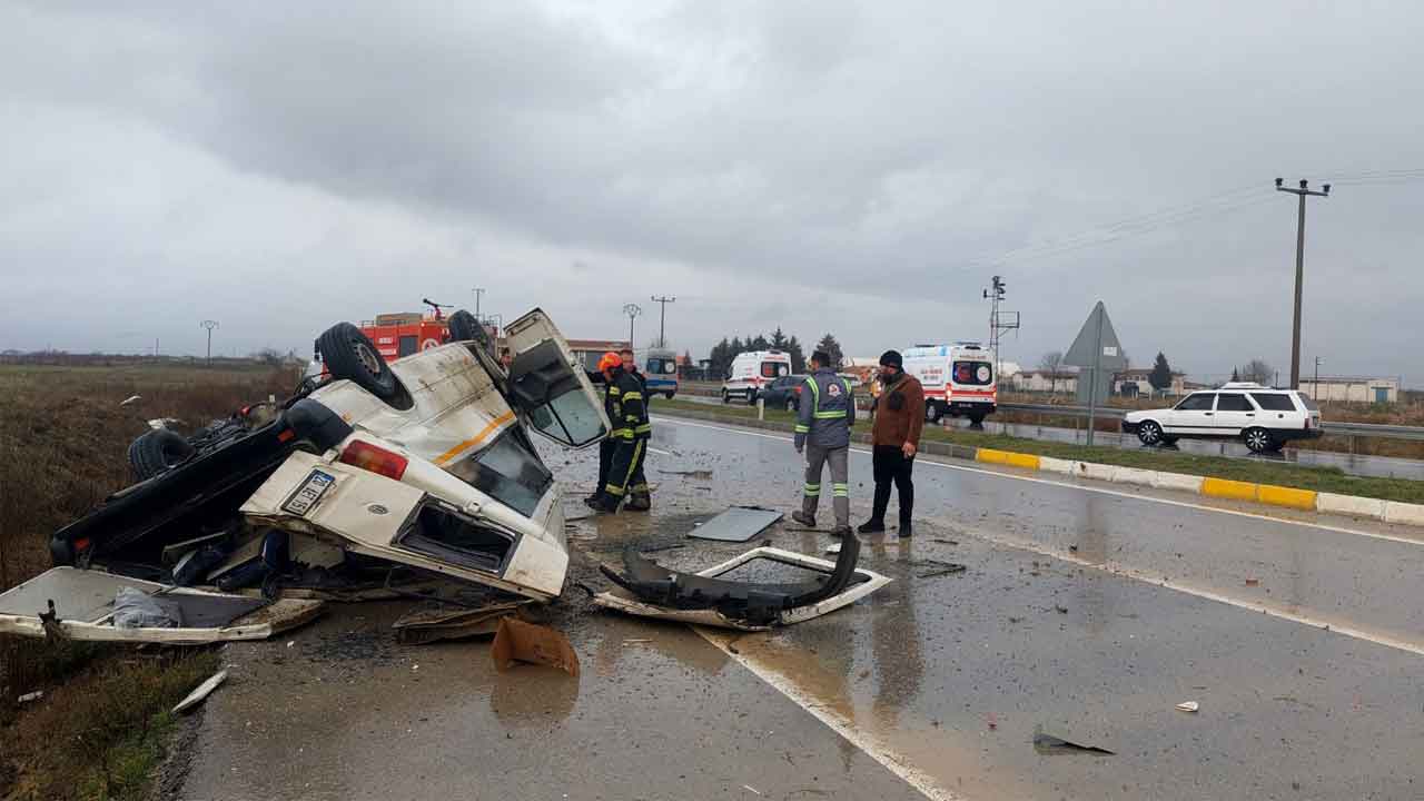 Devrilen minibüsteki 2 kişi yaralandı