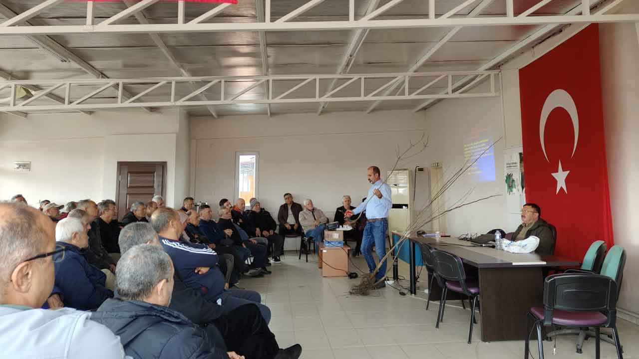 Uşak'ta meyve ağaçlarında budama kursu başladı