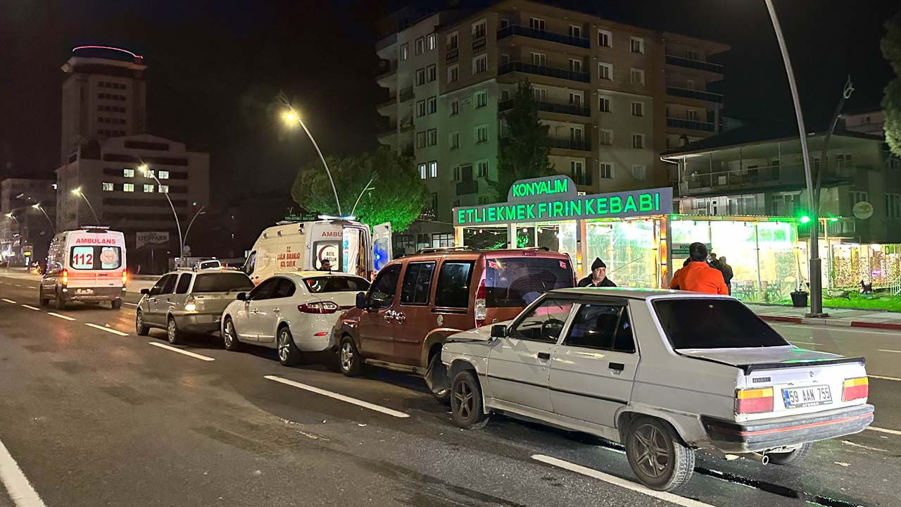 Gazi Bulvarı'nda zincirleme trafik kazası, 6 kişi yaralandı
