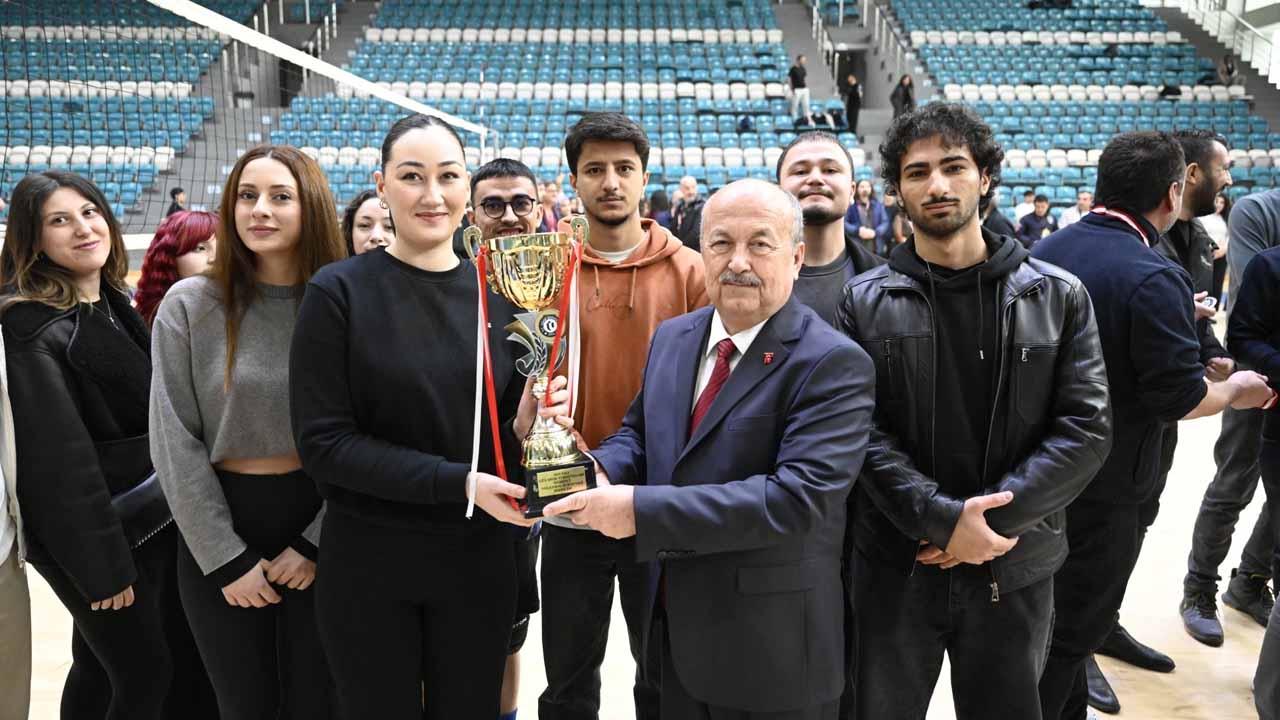 Uşak Üniversitesi'nde Spor Rüzgarı Güz Dönemi Turnuvaları Törenle Sona Erdi