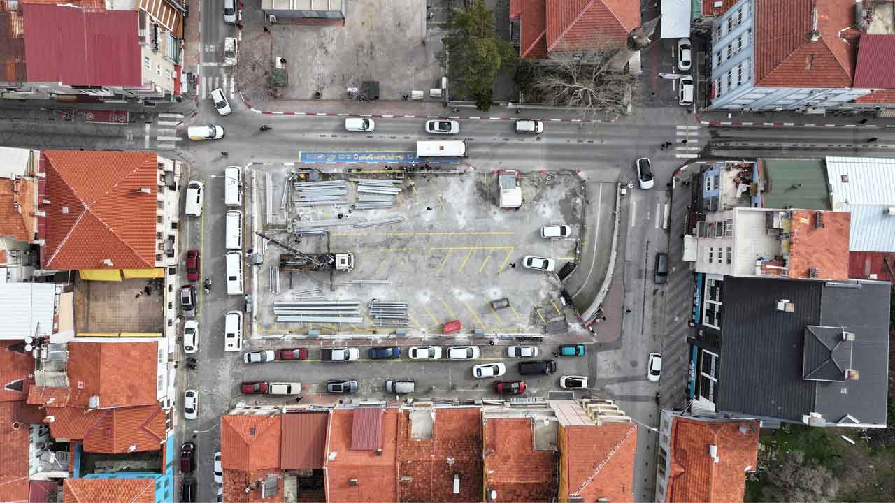 Uşak’ta Mende Pazarı Yenileniyor: Üst Kapatma Çalışmaları Başladı