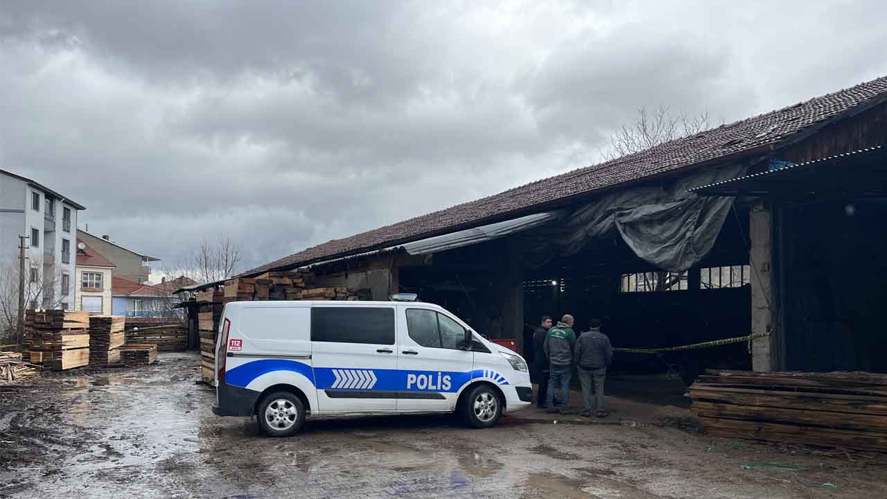 Tomruk biçme makinesinin üstüne düşen işçi hayatını kaybetti