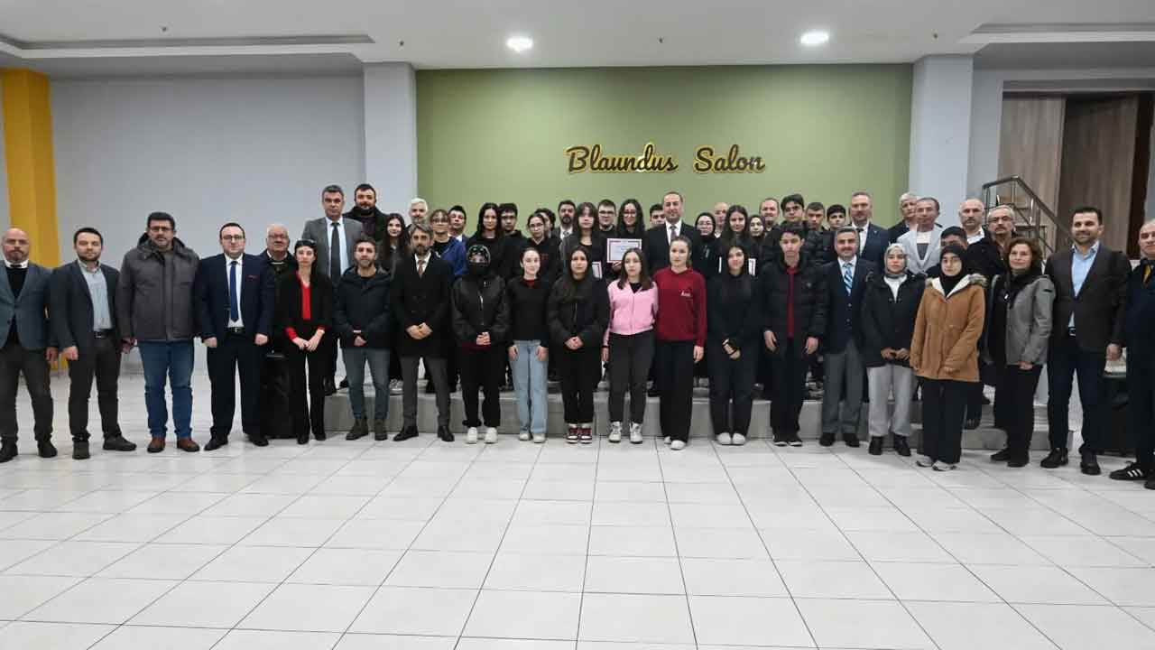 Uşak’ta İstiklal Ruhu Yarıştı: İl Finalinde Büyük Heyecan