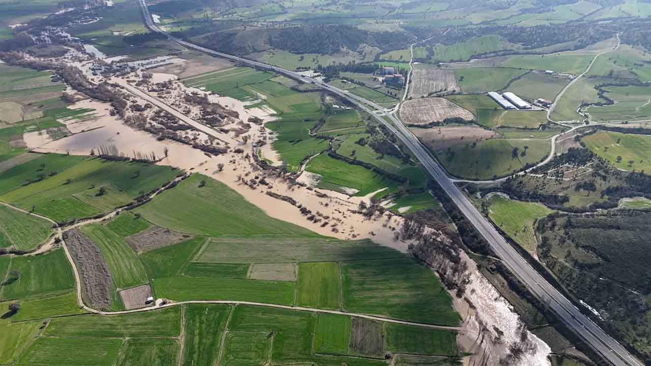 Uşak'ta Gediz Nehri'nde taşkın meydana geldi