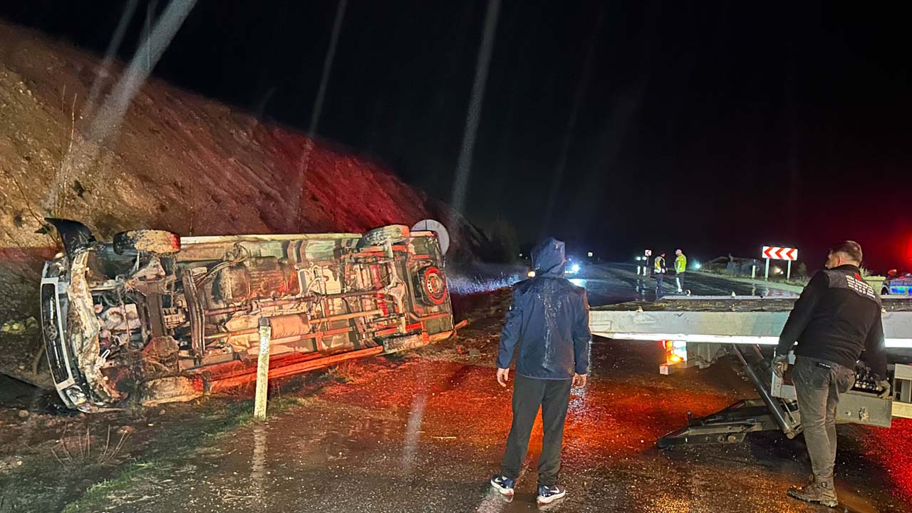 Uşak'ta işçi servisi kaza yaptı, 17 kişi yaralandı