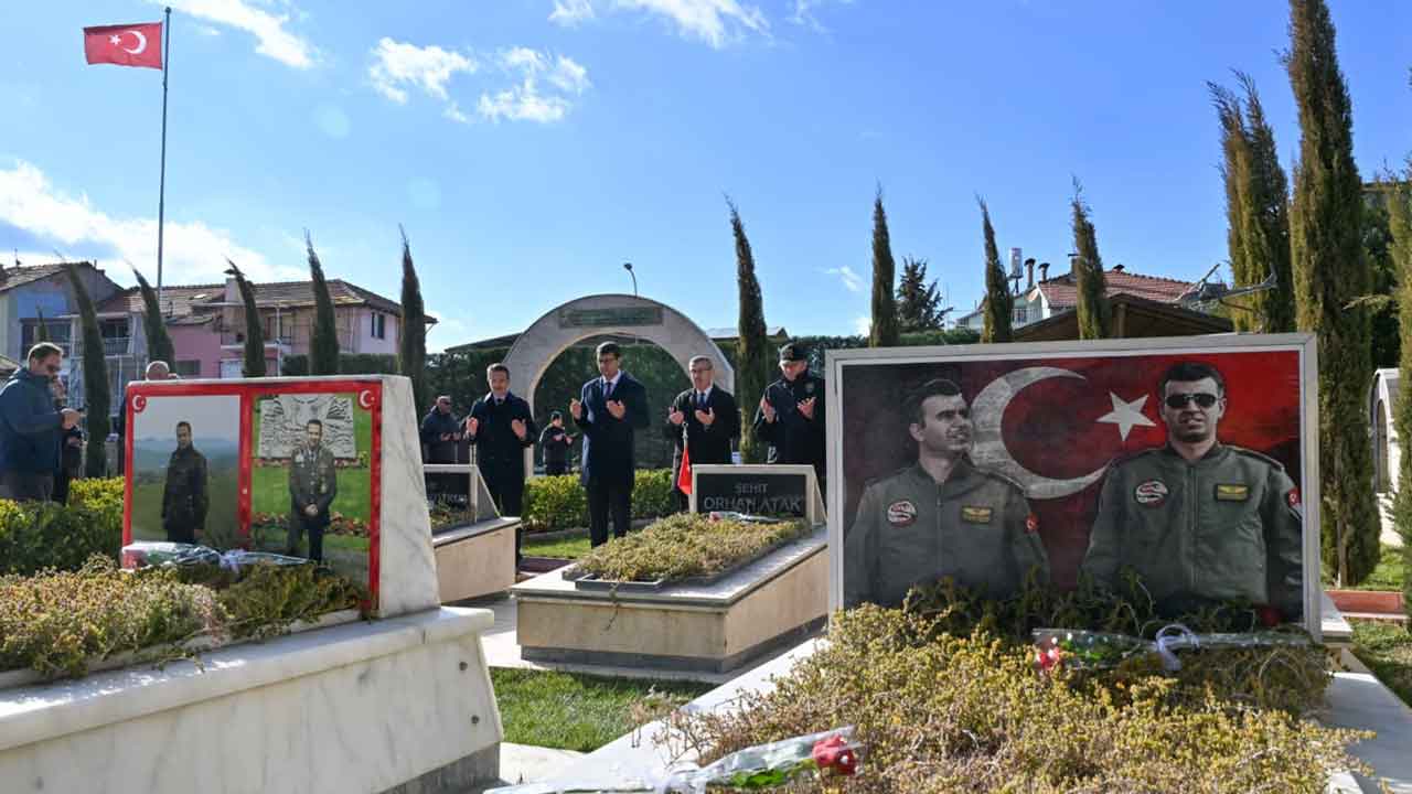 Uşak'ın yeni valisi İlk Ziyaretlerini Şehitlik ve Şehit Ailelerine Yaptı