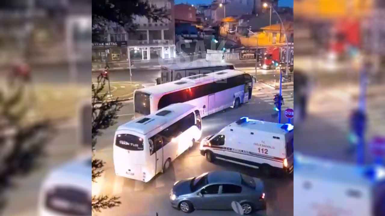 Uşak'ta işçi servisi ve kamyonun çarpıştığı kazada trafik felç oldu