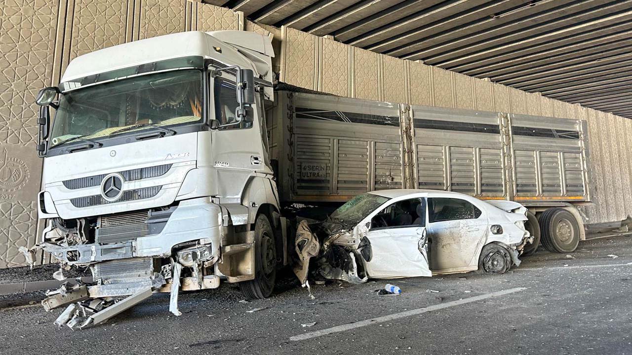 Selçuklu Köprülü Kavşağı'nda tır ile otomobil çarpıştı