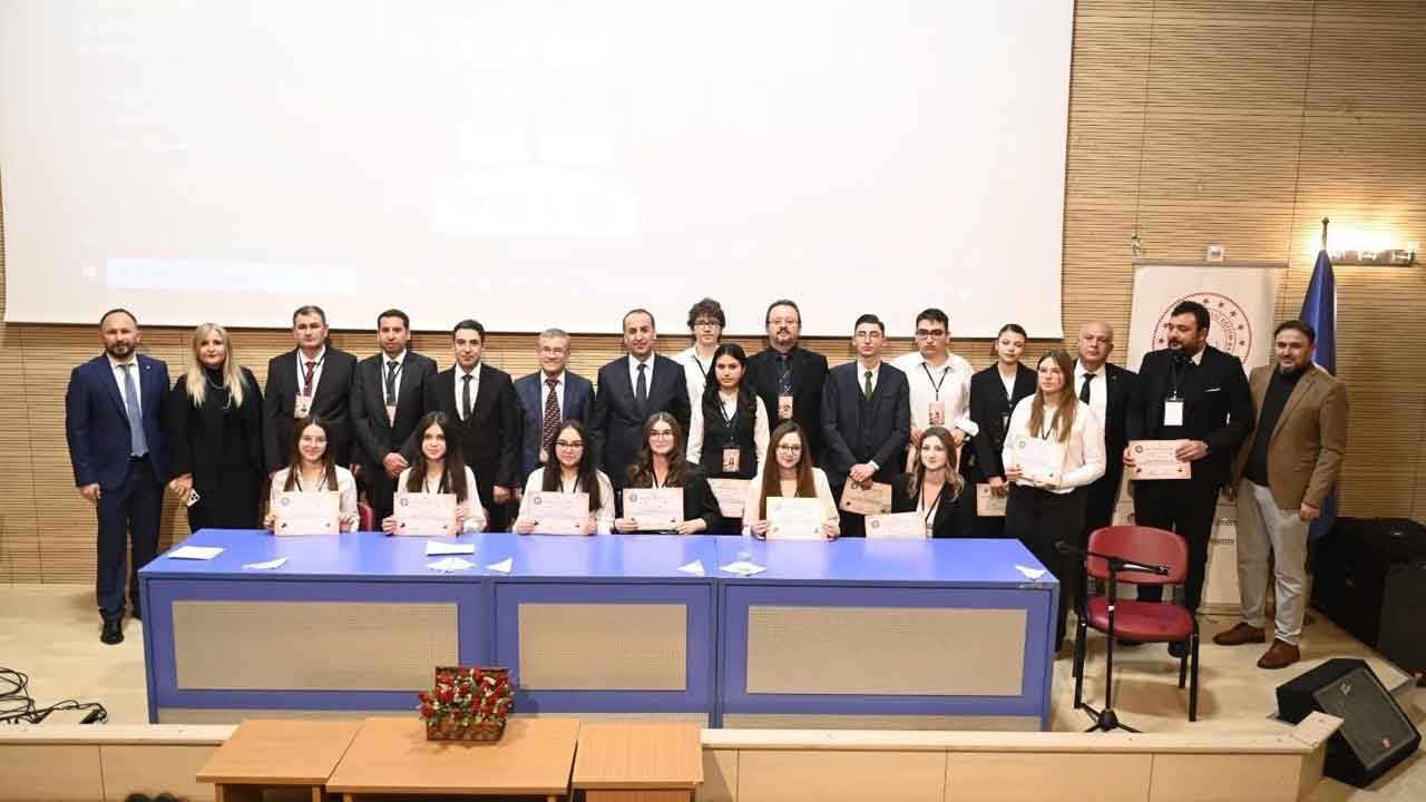 Maarifin İzinde Paneli Uşak’ta Yoğun Katılımla Gerçekleşti