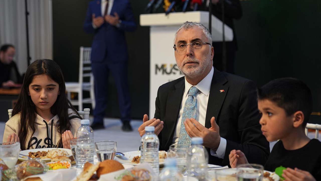 Çalışma ve Sosyal Güvenlik Bakanı Vedat Işıkhan, Uşak'ta iftara katıldı