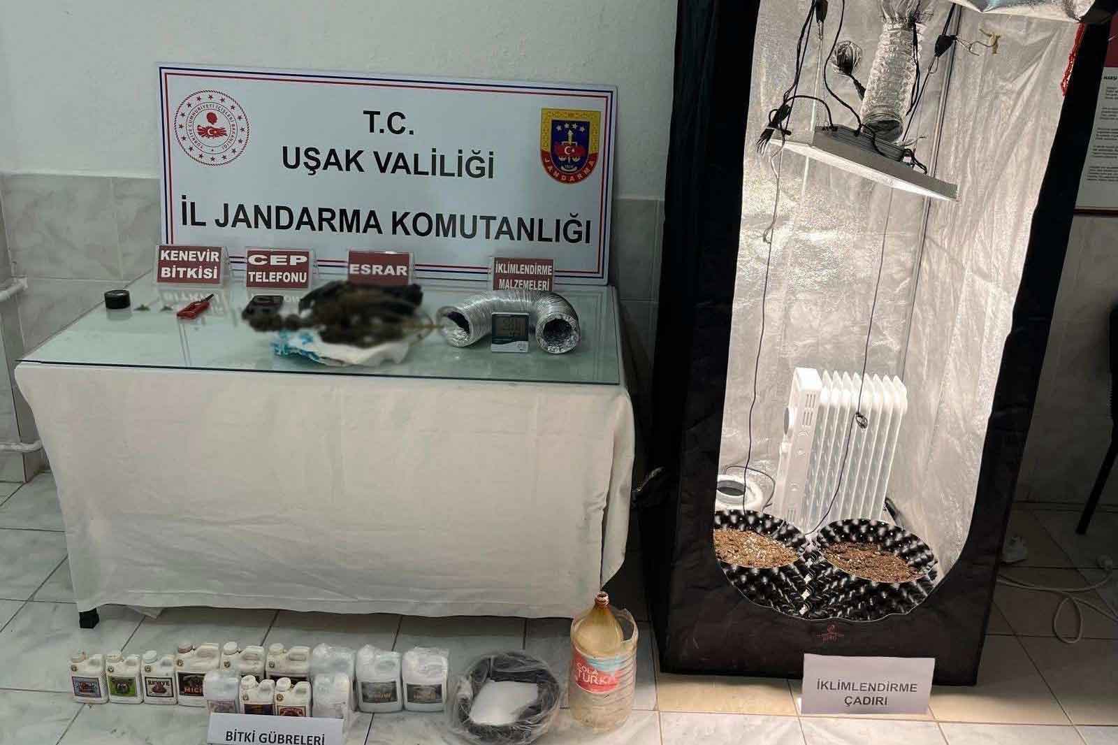 Uşak'ta uyuşturucu operasyonu: Baba ve oğlu yakalandı