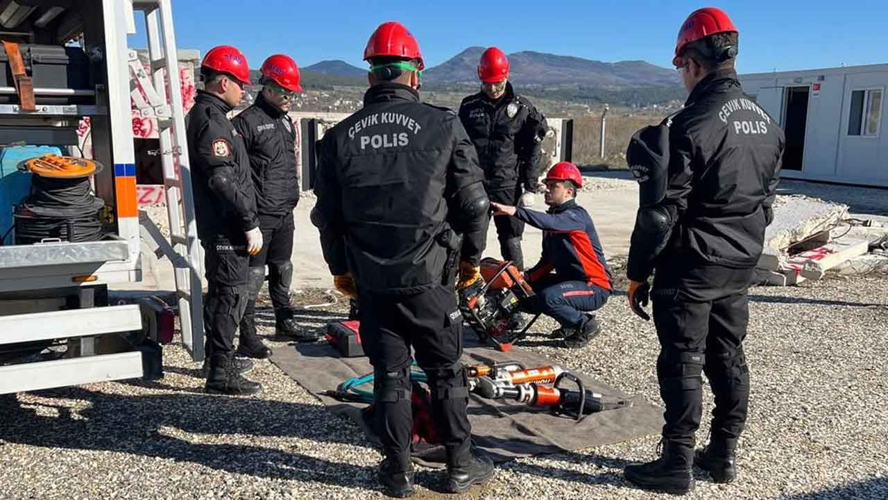 Uşak'ta Çelik Kuvvet'e T Parkur Arama Kurtarma Eğitimi