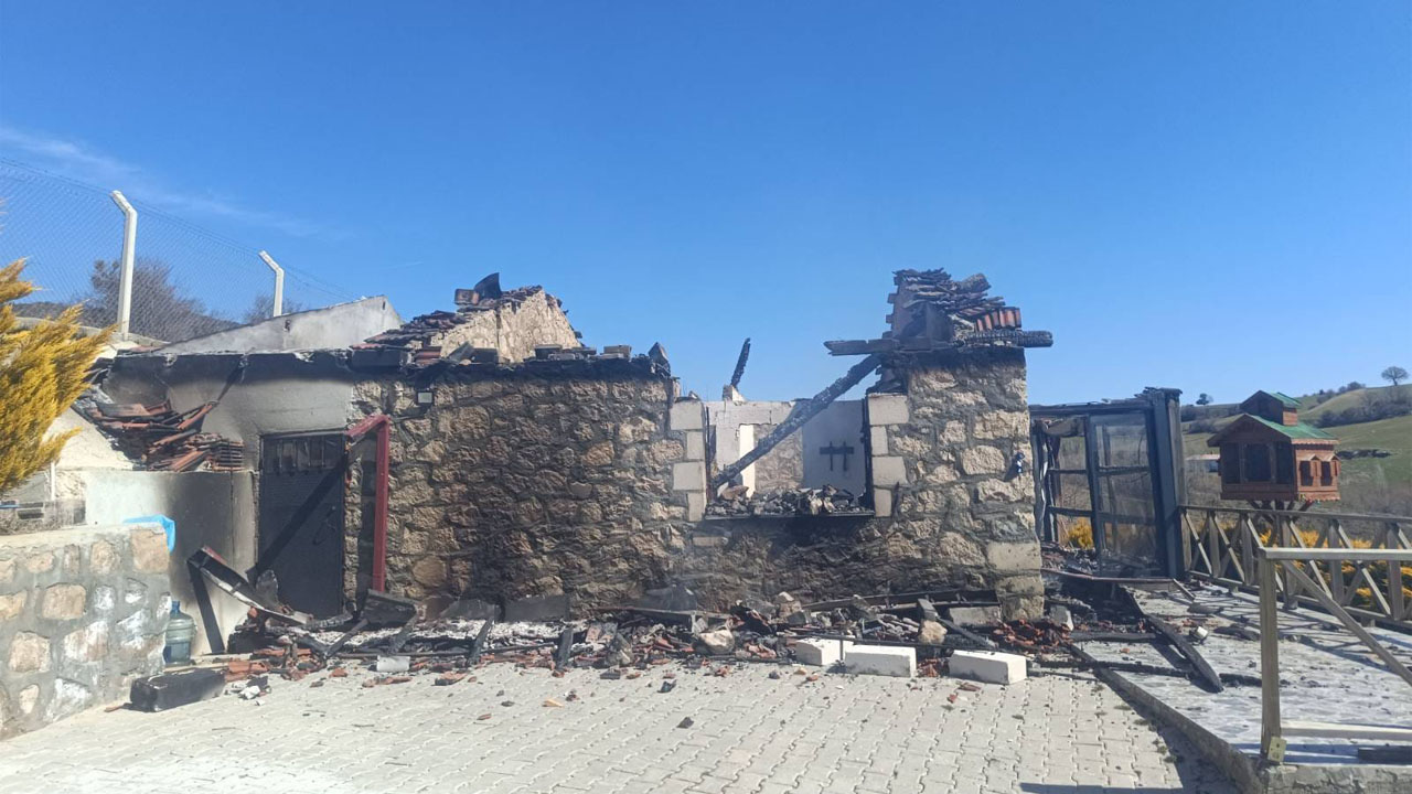 Büyükoturak Köyü'nde bağ evi yandı