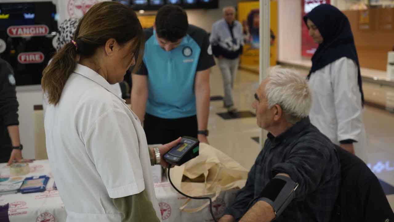 Uşak'ta alışverişe giden vatandaşlara ücretsiz sağlık ölçümleri