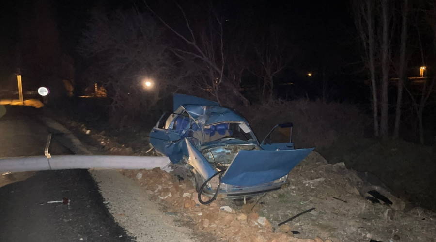 Uşak'ta otomobil beton elektrik direğine çarptı! Sürücüsü öldü
