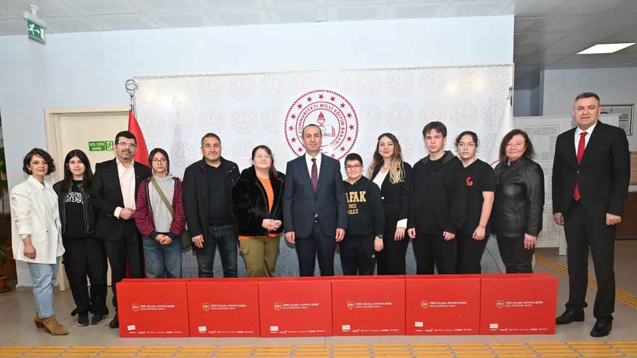 Uşak’ta “Savunmadan Sanata” Yarışmasında Dereceye Giren Öğrenciler Ödüllerini Aldı