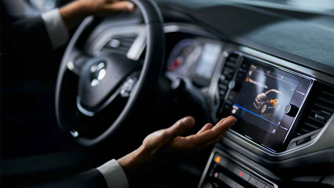 Araçta Multimedya Tartışması Büyüyor: Hangi Ekranlar Yasak Hangileri Serbest?