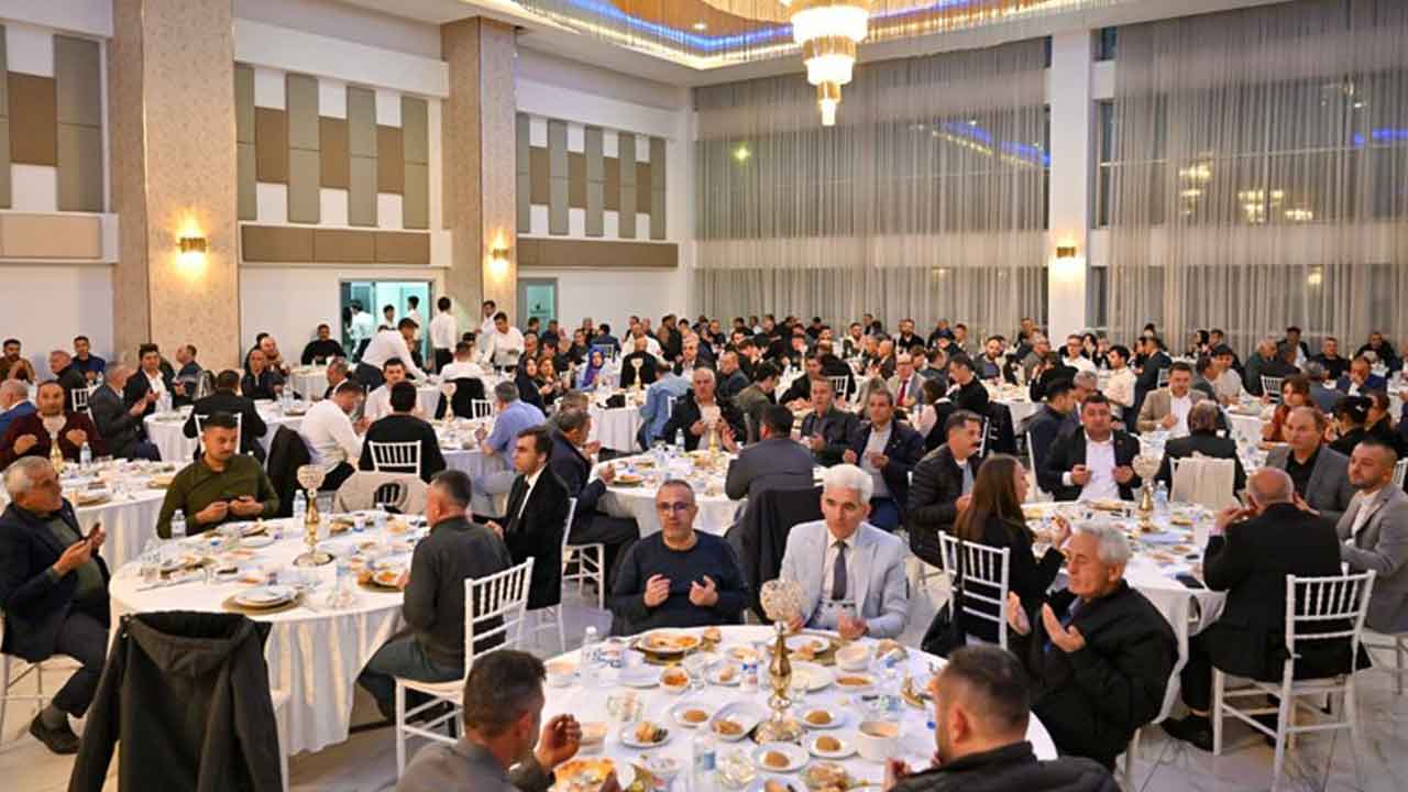 Uşak'ın köy ve mahalle muhtarları iftar sofrasında bir araya geldi