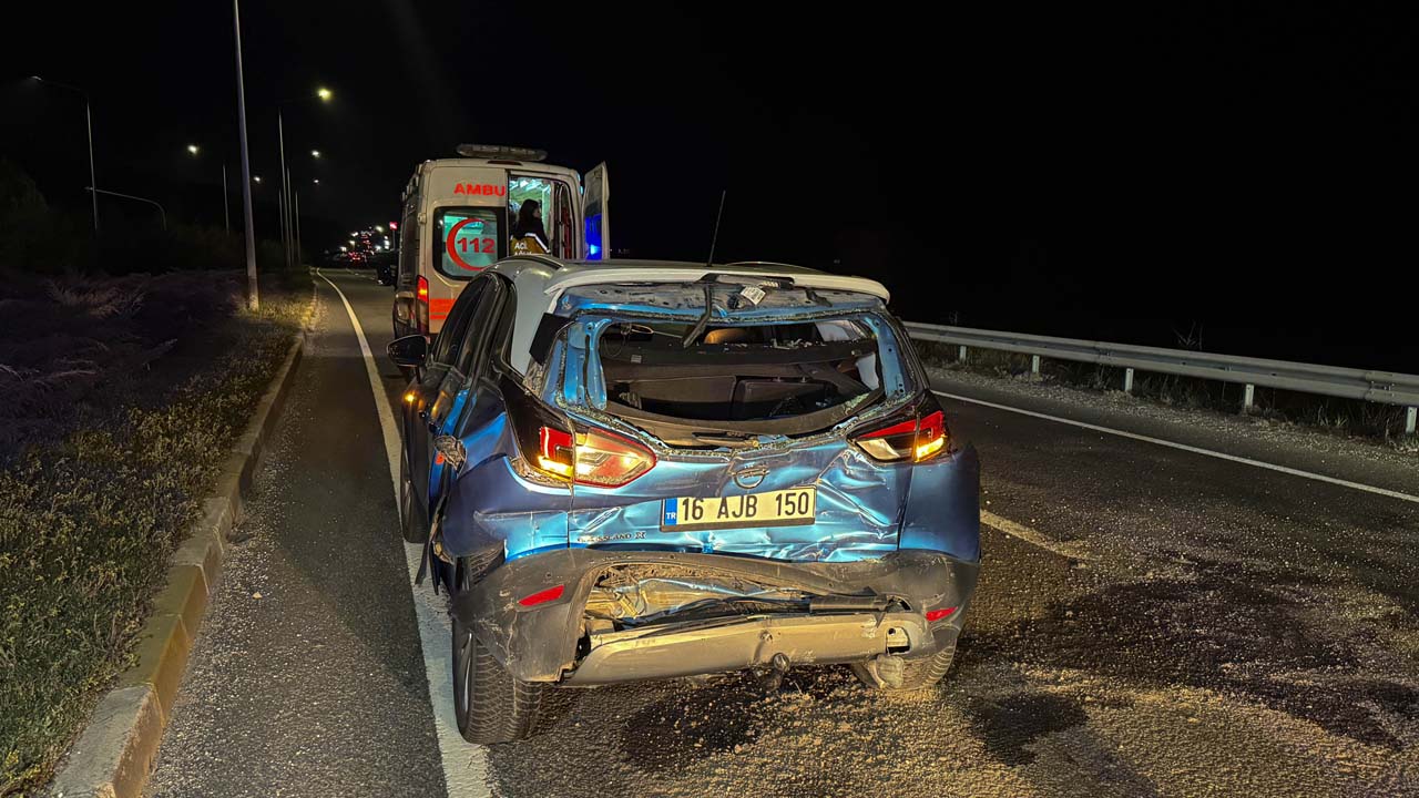 Uşak'ta tır otomobile çarptı, aynı aileden 4 yaralı