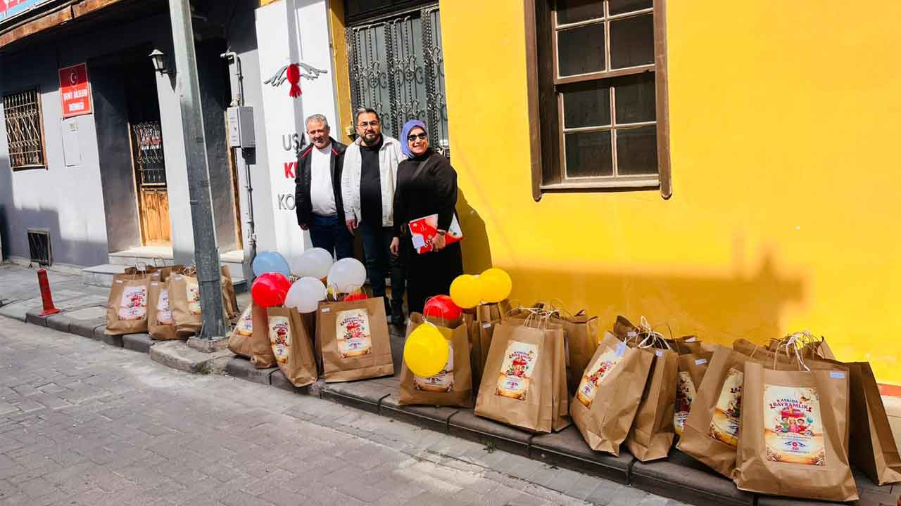 "Askıda Bayramlık" Uşaklı minikleri sevindirdi