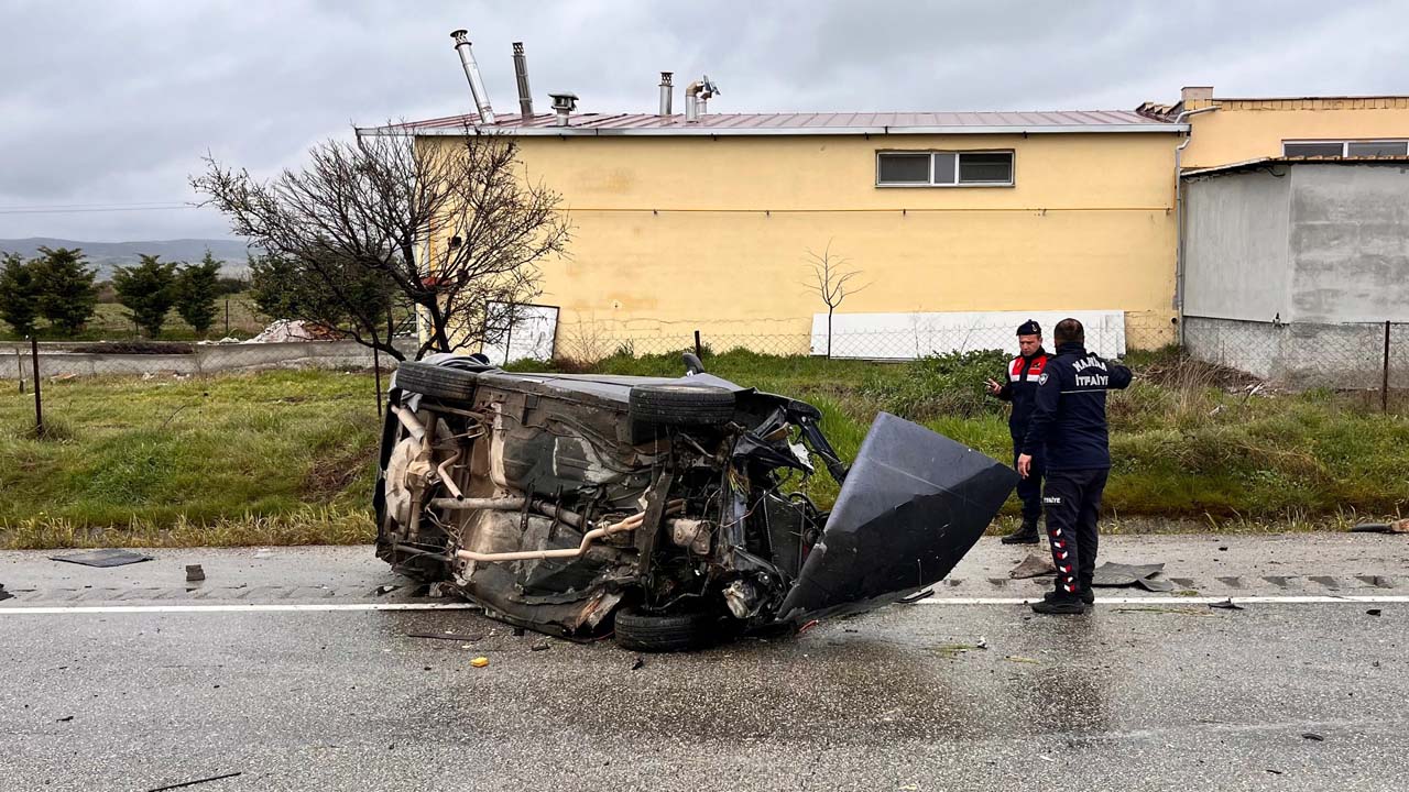 İzmir-Uşak kara yolunda feci kaza, sürücü öldü