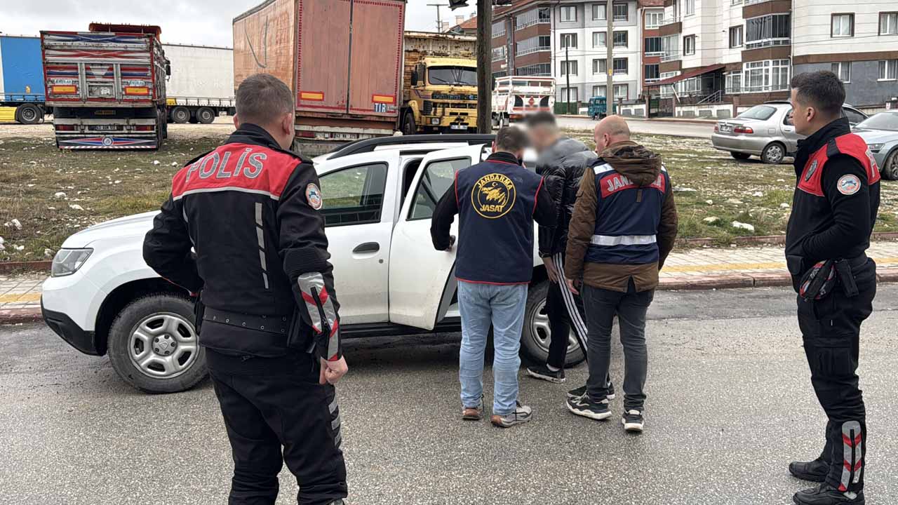 Altıntaş'ta 2 grup arasında silahlı kavga, 2 kişi yaralandı