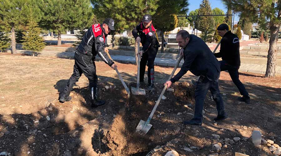 Sır çantasında cesedi bulunan bebek toprağa verildi