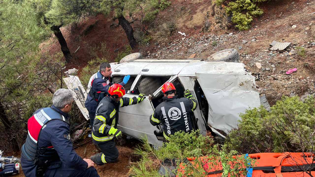 Denizli'de 100 metrelik uçuruma yuvarlanan otomobildeki 1 kişi öldü