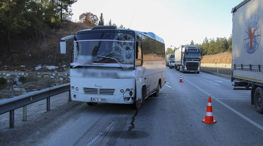 Ürünköy Kavşağı'nda işçisi servisi kırmızı ışıkta bekleyen kamyona çarptı