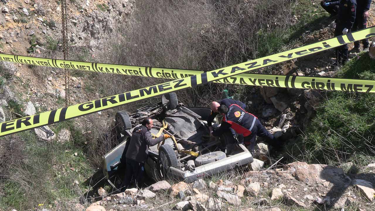 Şarampole devrilen otomobildeki 2 kişi öldü