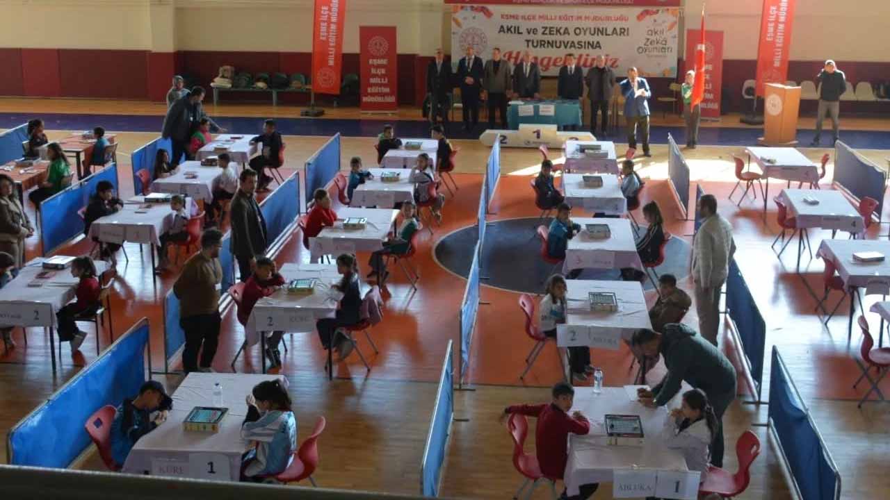 Uşak’ta Zeka Oyunları Turnuvası Nefes Kesti
