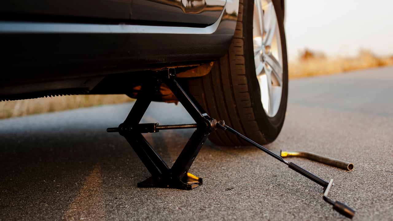 Krikoyla Kaldırdığı Otomobilin Altında Can Verdi