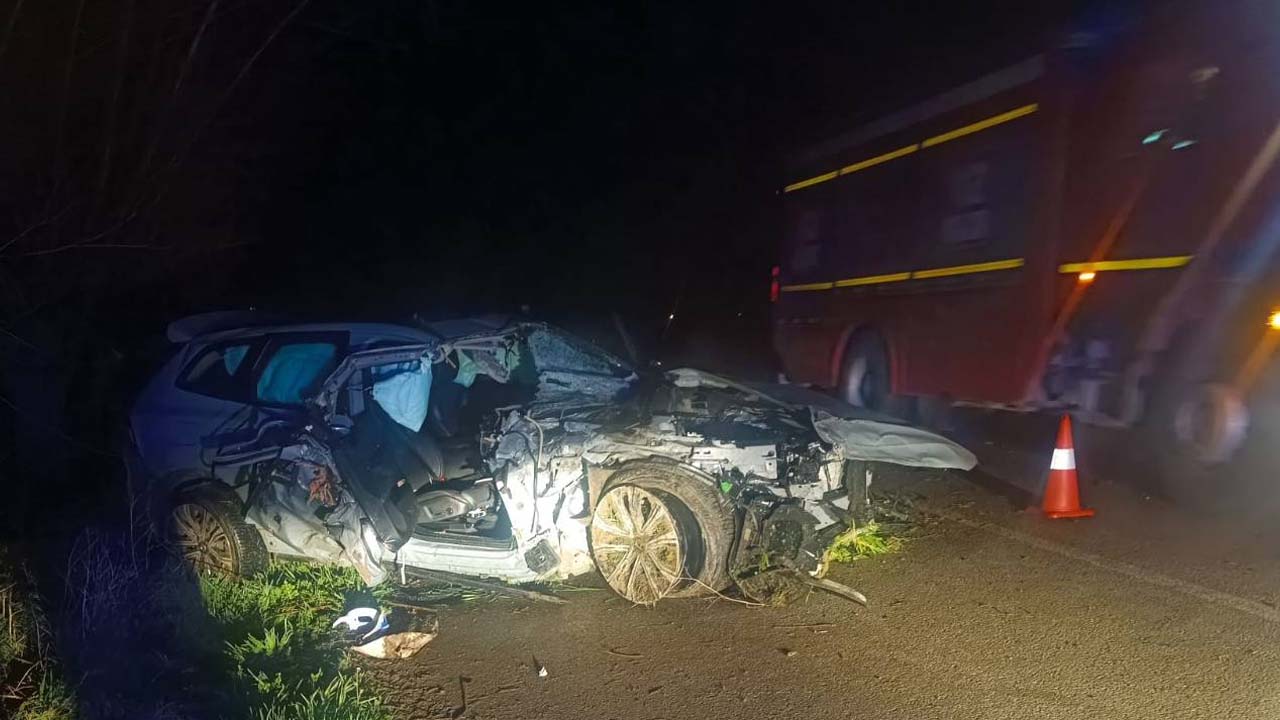 Afyon'da ağaca çarpan otomobildeki 1 kişi öldü, 1 kişi yaralandı