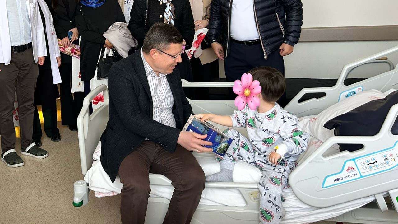 AK Parti'den Hastanede Tedavi Gören Çocuklara 23 Nisan Sürprizi