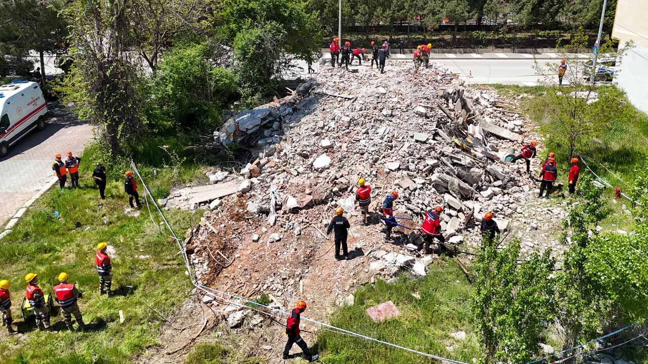Uşak'ta 5,5 Büyüklüğünde Deprem Tatbikatı Yapıldı