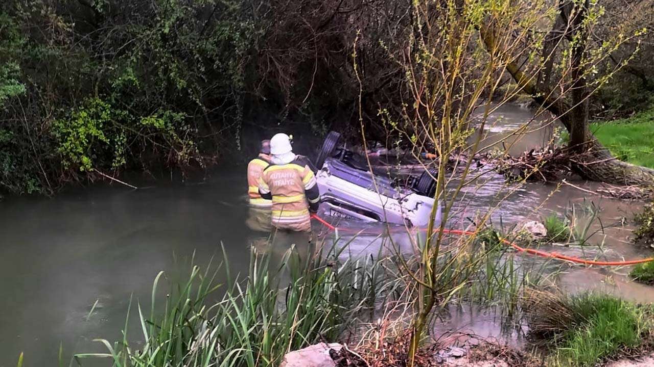 Porsuk Çayı'na uçan otomobildeki karı kocayı ölüm ayırdı