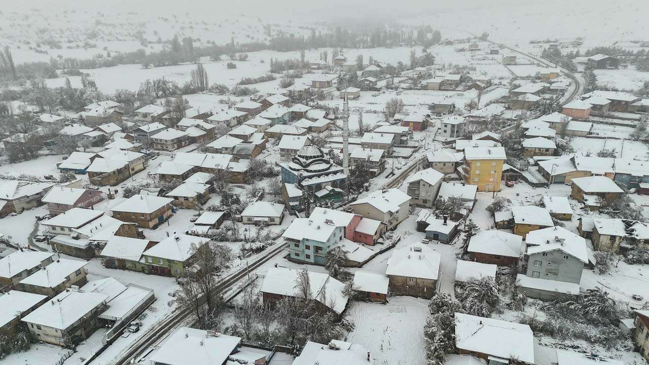 Uşak'ın yüksek kesimlerinde kar yağışı etkili oldu