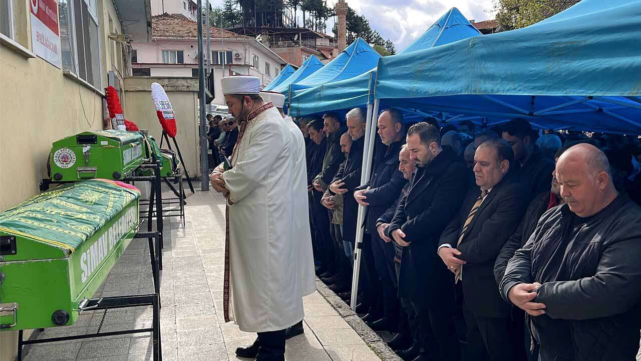 Uşak'taki kazada hayatını kaybeden 4 kişilik aile Simav'da defnedildi