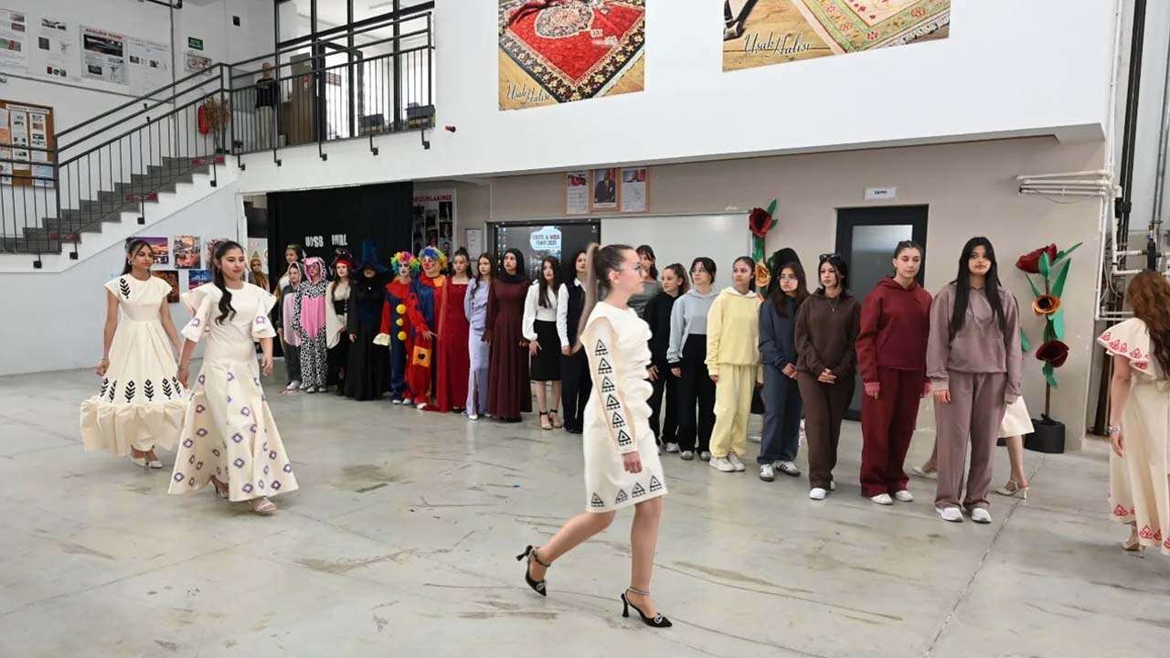 Uşaklı Öğrencilerden Tekstil ve Moda Fuarı