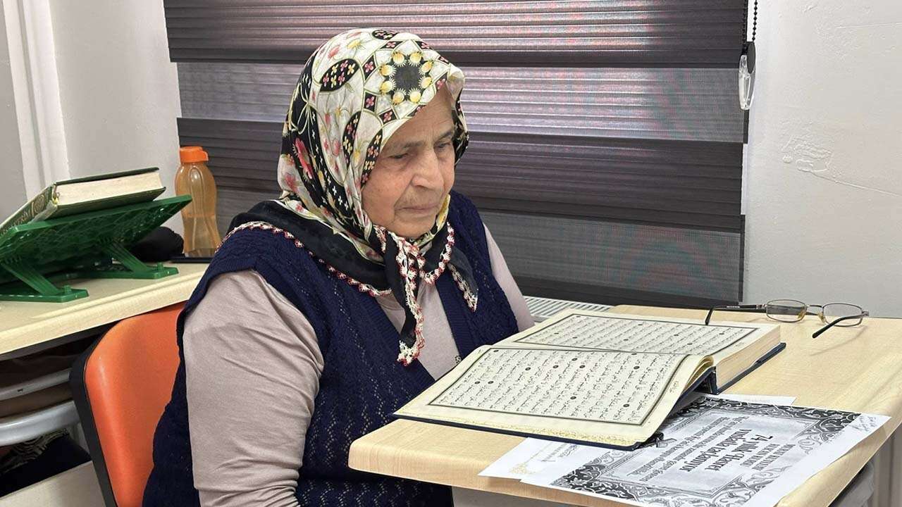 Uşak’ta 74 Yaşındaki Hanım Akay Kur’an-ı Kerim Okumaya Başladı