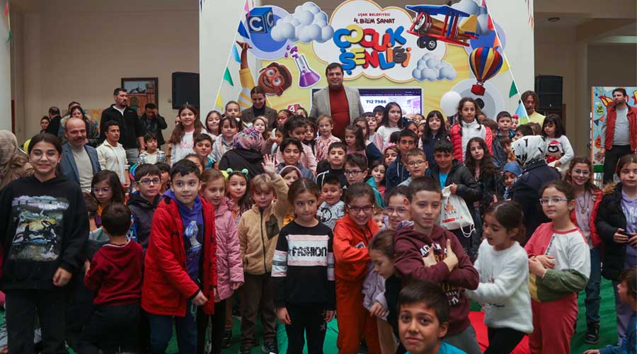 Uşak'ta Çocuklar Şenlikte Eğlenceye Doydu
